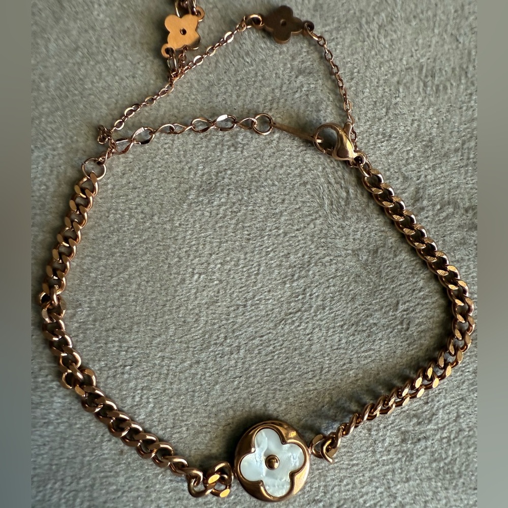 Elegant Rose Gold Bracelet with White Accent